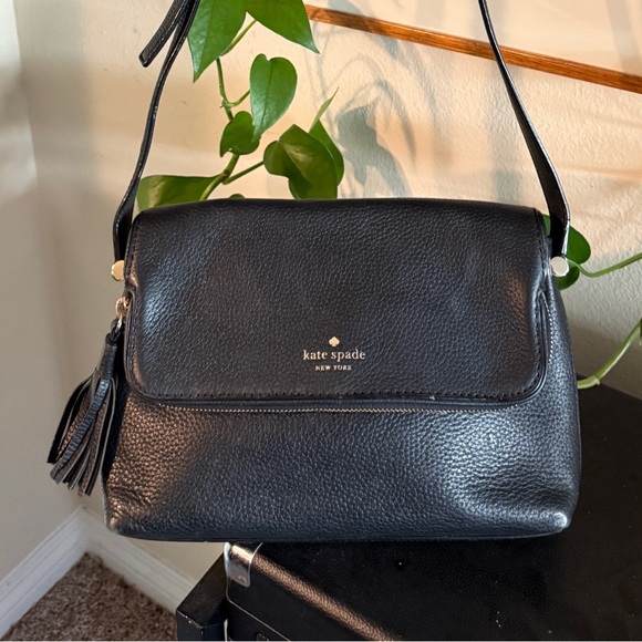 kate spade Handbags - Kate Spade Black Pebbled Crossbody Bag